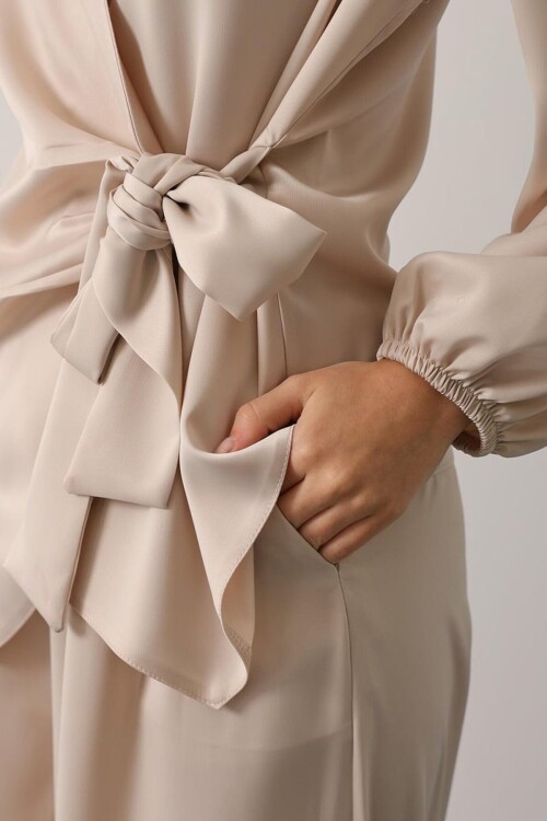 Saten Dokulu Yan Bağlamalı Bluz Ve Geniş Paça Pantolon Takım