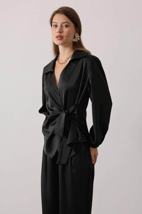 Saten Dokulu Yan Bağlamalı Bluz Ve Geniş Paça Pantolon Takım