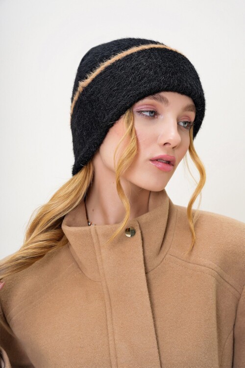 Siyah Şerit Detaylı Tüylü Triko Bere