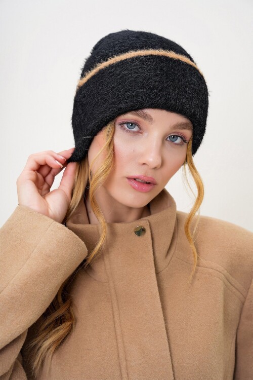 Siyah Şerit Detaylı Tüylü Triko Bere