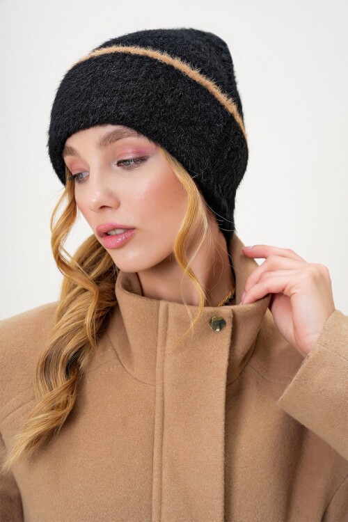 Siyah Şerit Detaylı Tüylü Triko Bere