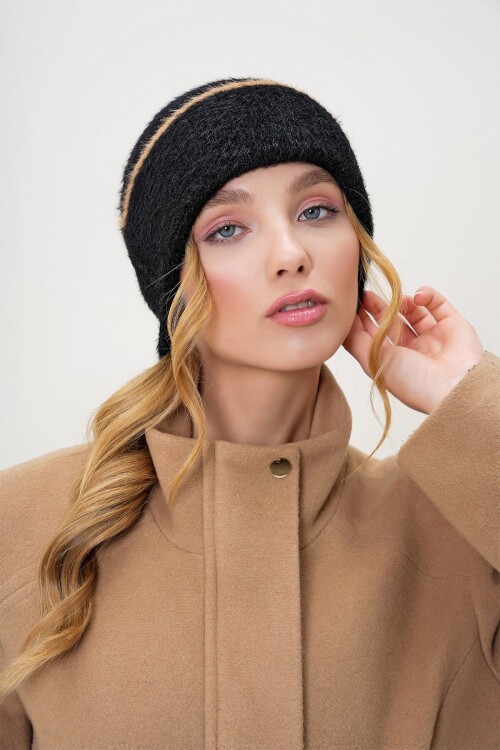 Siyah Şerit Detaylı Tüylü Triko Bere