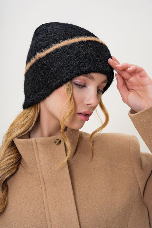 Siyah Şerit Detaylı Tüylü Triko Bere