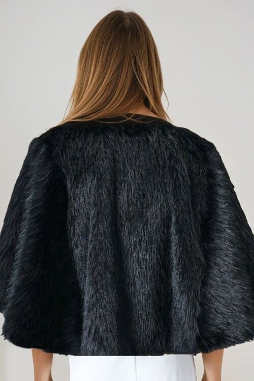 Siyah Agraflı Astarlı Kürk Pelerin