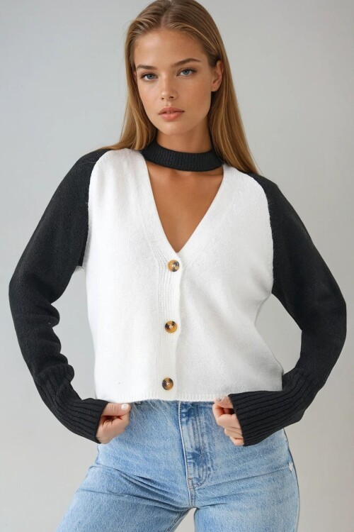 Siyah-Beyaz Renk Bloklu V Yaka Düğmeli Boğaz Detaylı Triko Hırka