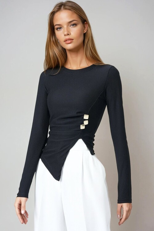 Siyah Bisiklet Yaka Asimetrik Kesim Aksesuar Detaylı Fitilli Bluz