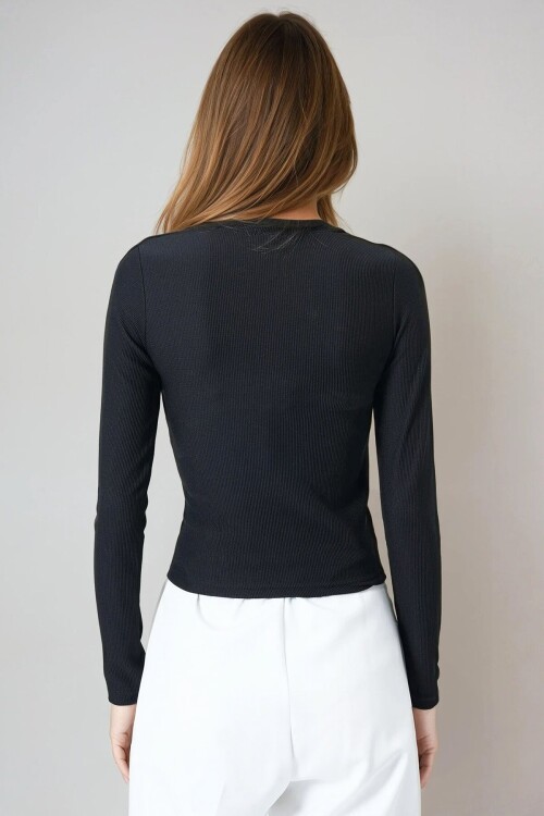 Siyah Bisiklet Yaka Asimetrik Kesim Aksesuar Detaylı Fitilli Bluz