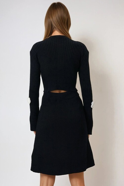 Siyah Fitilli Çiçek Düğme Detaylı Triko Hırka Ve Etek Takım