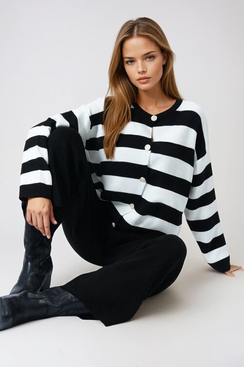 Siyah Kalın Çizgili Düğmeli Triko Hırka
