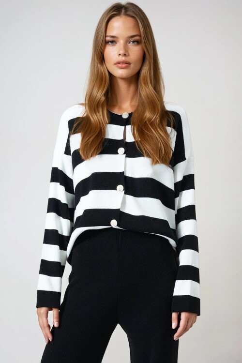 Siyah Kalın Çizgili Düğmeli Triko Hırka