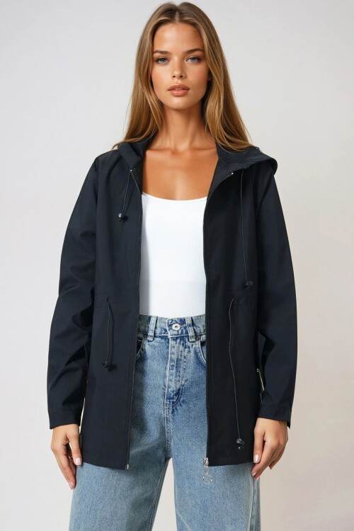 Siyah Kapüşonlu Çift Yan Cepli Fermuarlı Yağmurluk Ceket