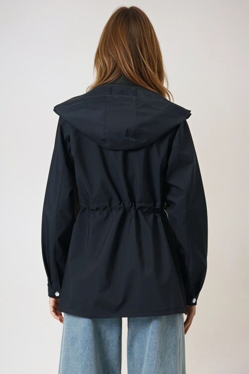 Siyah Kapüşonlu Çift Yan Cepli Fermuarlı Yağmurluk Ceket