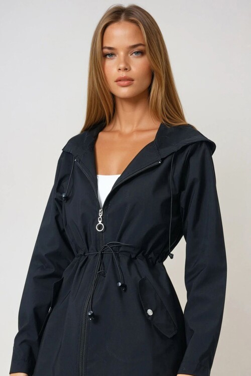 Siyah Kapüşonlu Çift Yan Cepli Fermuarlı Yağmurluk Ceket