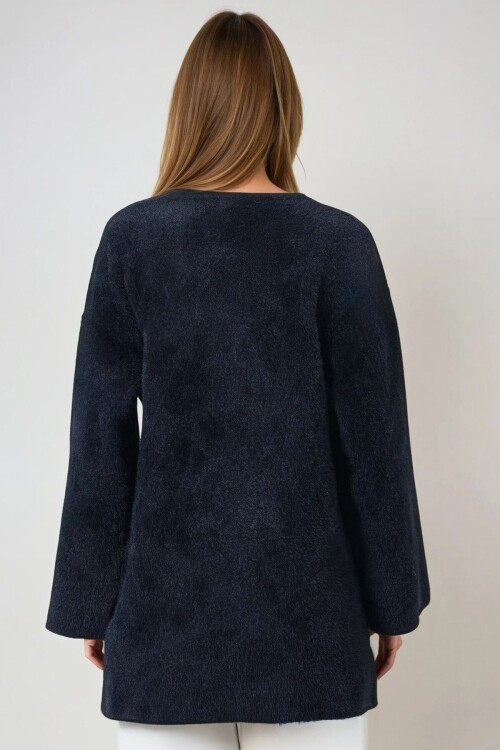 Siyah Kruvaze Yaka Püsküllü Hırka