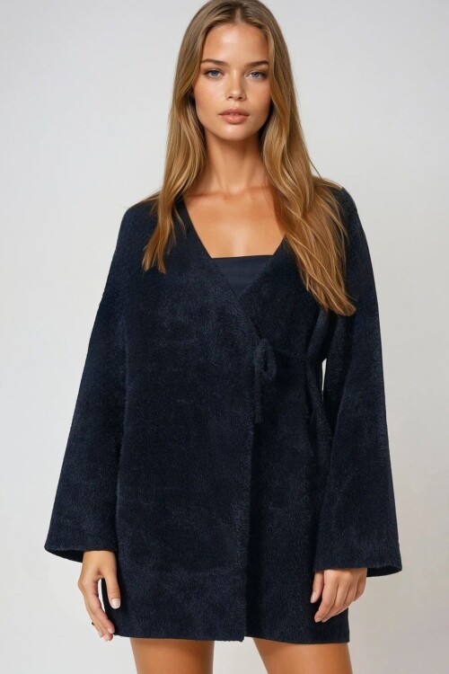 Siyah Kruvaze Yaka Püsküllü Hırka