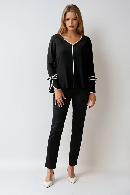 Siyah V Yaka Biyeli Kol Ucu Fiyonk Detaylı Bluz