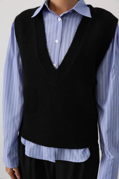 V Yaka Triko Süveter Ve Çizgili Gömlek Takım