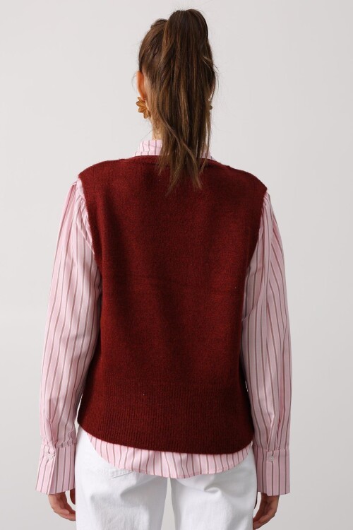 V Yaka Triko Süveter Ve Çizgili Gömlek Takım