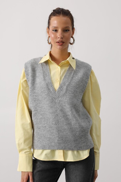 V Yaka Triko Süveter Ve Çizgili Gömlek Takım