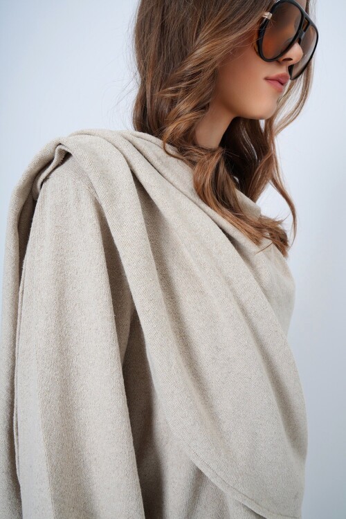 Atkı Detaylı Geniş Kollu Bluz