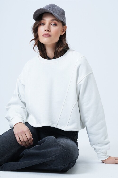 Bisiklet Yaka Dikiş Detaylı Crop Sweatshirt