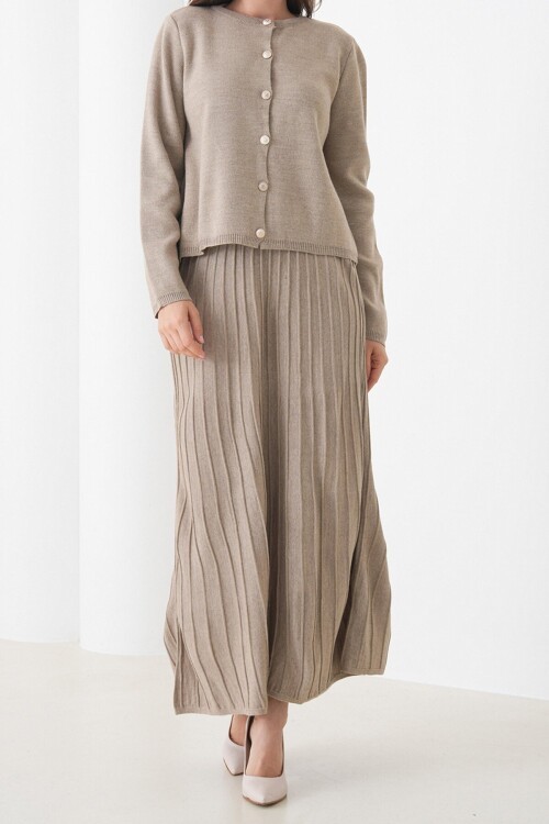 Bisiklet Yaka Düğmeli Hırka ve Pliseli Midi Boy Etek Takım