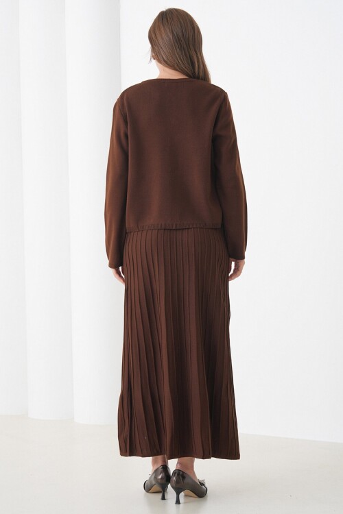 Bisiklet Yaka Düğmeli Hırka ve Pliseli Midi Boy Etek Takım