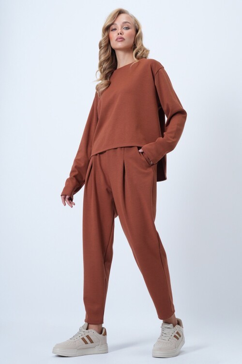 Bisiklet Yaka Geniş Kesim Bluz Ve Önü Plileli Çift Cepli Pantolon Takım