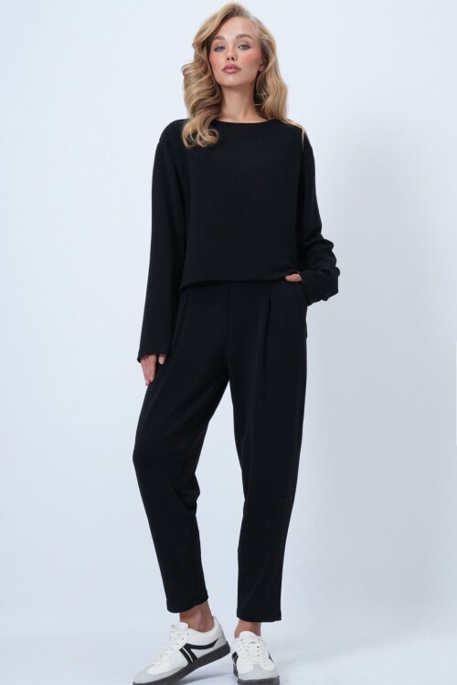 Bisiklet Yaka Geniş Kesim Bluz Ve Önü Plileli Çift Cepli Pantolon Takım