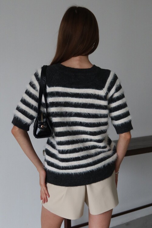 Bisiklet Yaka Püsküllü Kısa Kollu Çizgili Triko Bluz