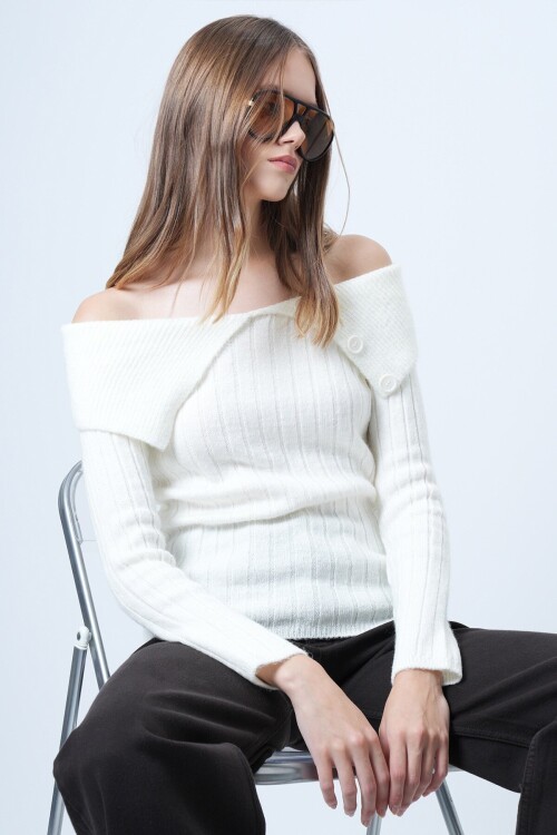 Carmen Yaka Düğme Detaylı Triko Kazak