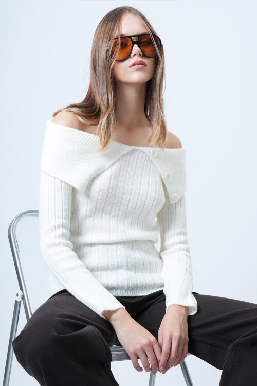 Carmen Yaka Düğme Detaylı Triko Kazak