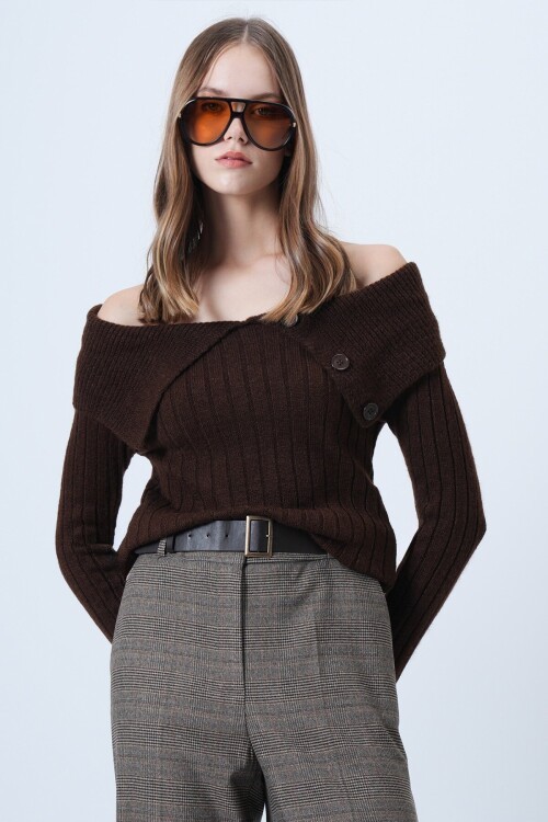 Carmen Yaka Düğme Detaylı Triko Kazak