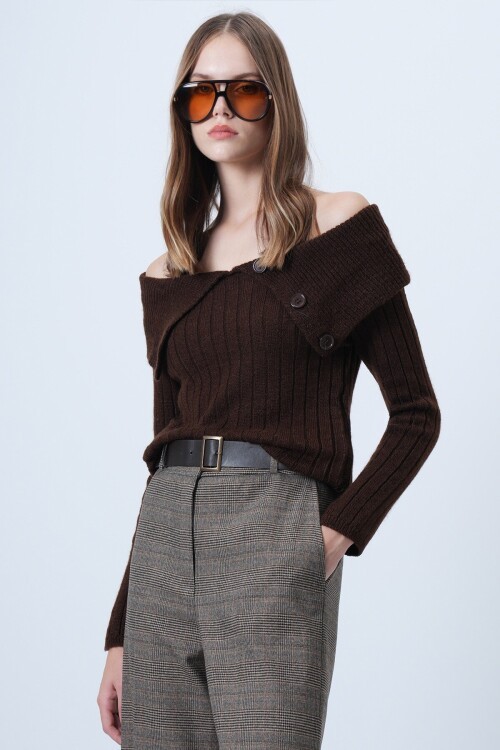 Carmen Yaka Düğme Detaylı Triko Kazak