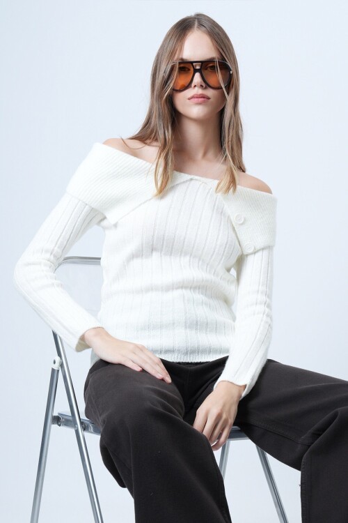 Carmen Yaka Düğme Detaylı Triko Kazak