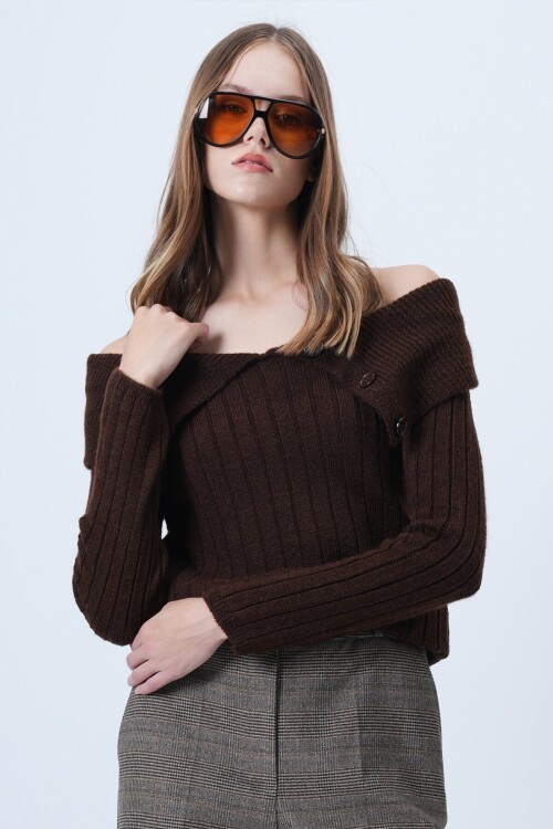 Carmen Yaka Düğme Detaylı Triko Kazak