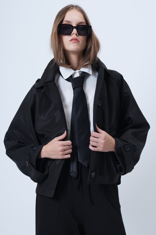 Çift Cepli düğme Kapamalı Kısa Trençkot