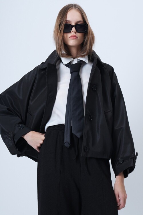 Çift Cepli düğme Kapamalı Kısa Trençkot