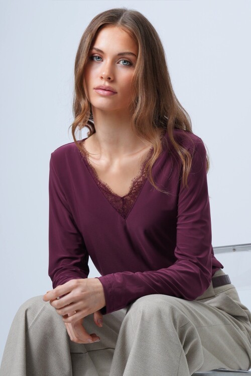 Dantel Detaylı Derin V Yaka Bluz