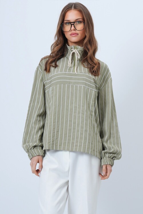 Dik Yaka Çizgili Cepli Dokuma Sweatshirt