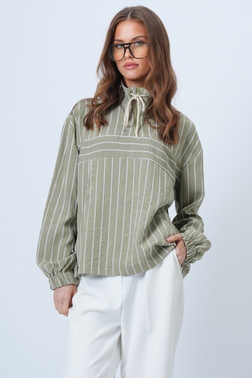 Dik Yaka Çizgili Cepli Dokuma Sweatshirt