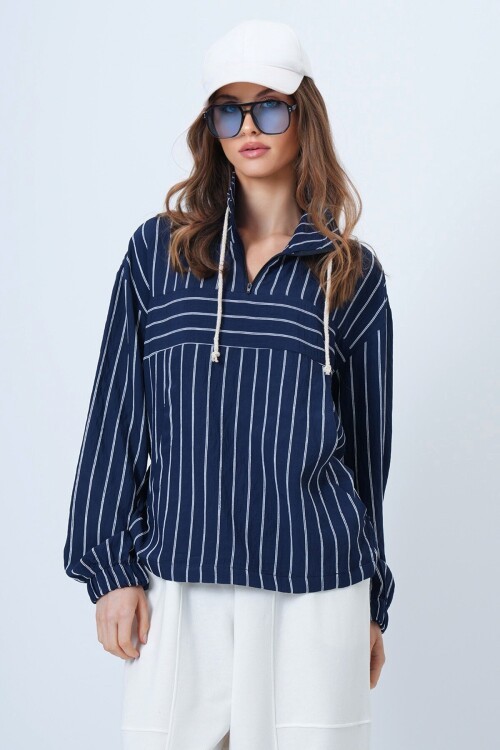 Dik Yaka Çizgili Cepli Dokuma Sweatshirt