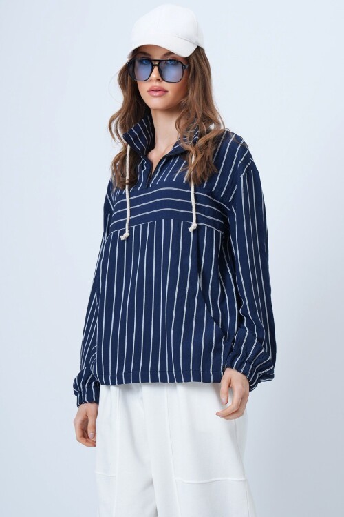 Dik Yaka Çizgili Cepli Dokuma Sweatshirt