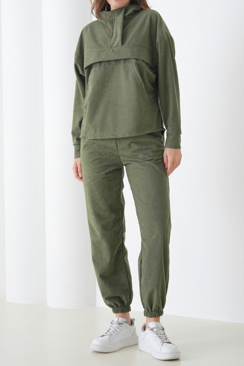 Dik Yaka Kanguru Cepli Sweatshirt ve Paçası Lastikli Pantolon Kadife Takım