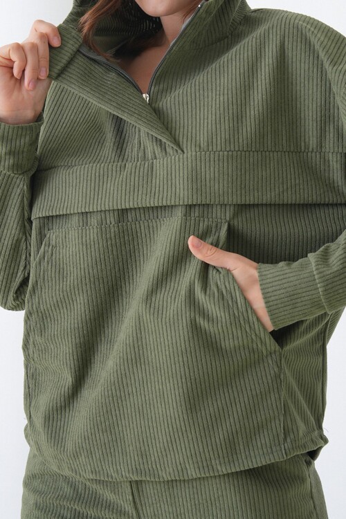 Dik Yaka Kanguru Cepli Sweatshirt ve Paçası Lastikli Pantolon Kadife Takım