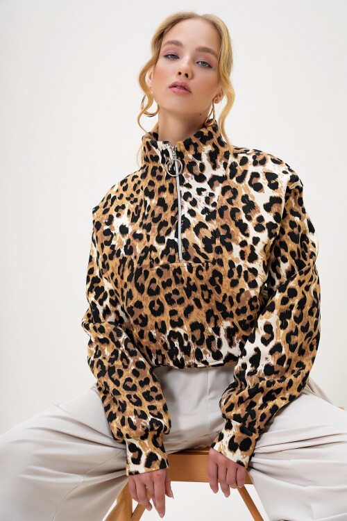 Dik Yaka Leopar Desenli Önü Fermuarlı Crop Sweatshırt