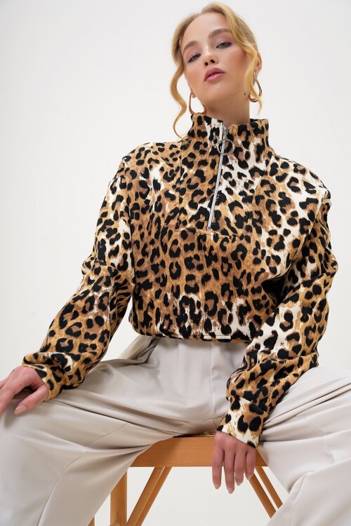 Dik Yaka Leopar Desenli Önü Fermuarlı Crop Sweatshırt