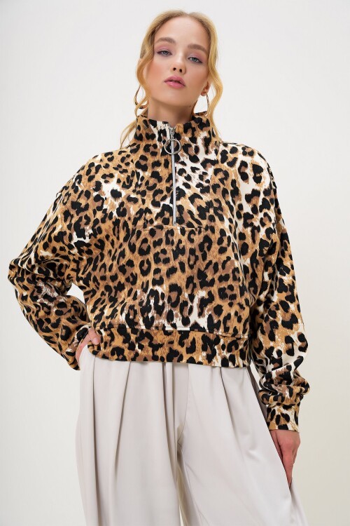 Dik Yaka Leopar Desenli Önü Fermuarlı Crop Sweatshırt
