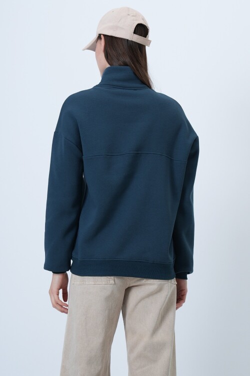 Dik Yaka Yarım Fermuarlı Çımalı Sweatshirt