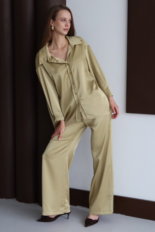 Düğmeli Oversize Saten Gömlek